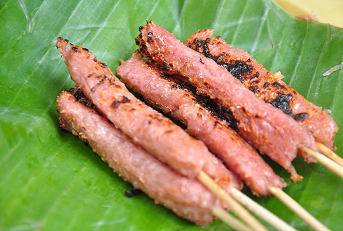 Nem chua r&aacute;n, nem chua nướng H&agrave; Nội c&oacute; vị b&eacute;o ngậy, thơm ngon