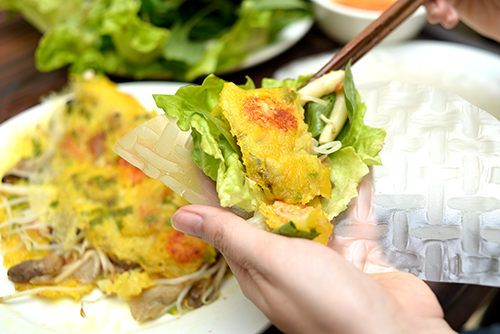 B&aacute;nh x&egrave;o cũng l&agrave; m&oacute;n ăn vặt được giới trẻ H&agrave; th&agrave;nh y&ecirc;u th&iacute;ch