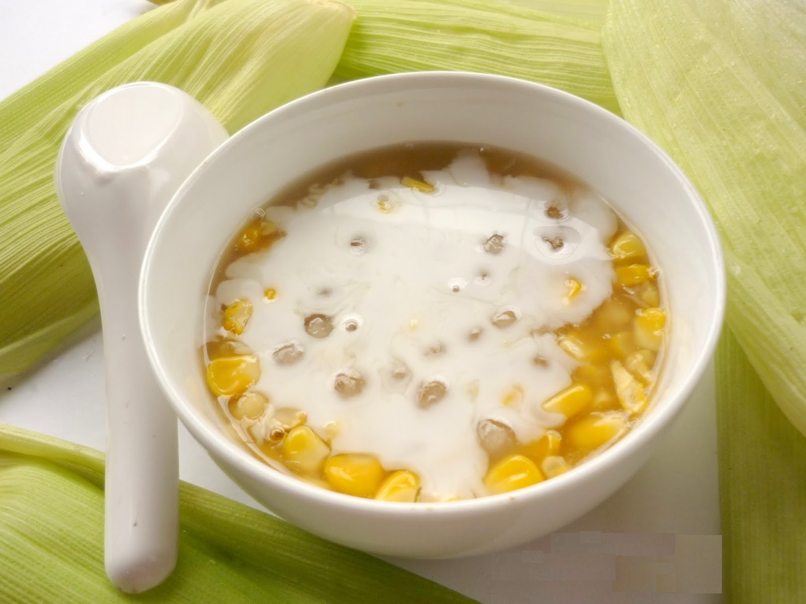 C&aacute;c m&oacute;n ch&egrave; ngon nổi tiếng xứ Huế phải nhắc đến m&oacute;n ch&egrave; bắp b&eacute;o ngậy nước cốt dừa