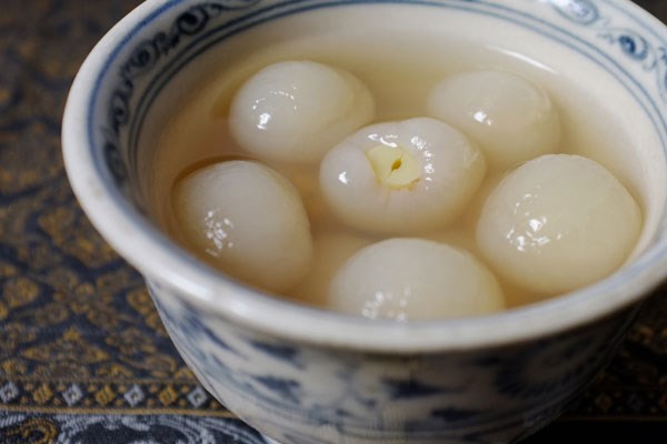 Đ&acirc;y l&agrave; m&oacute;n ch&egrave; thanh cao - một trong c&aacute;c m&oacute;n ch&egrave; ngon xứ Huế