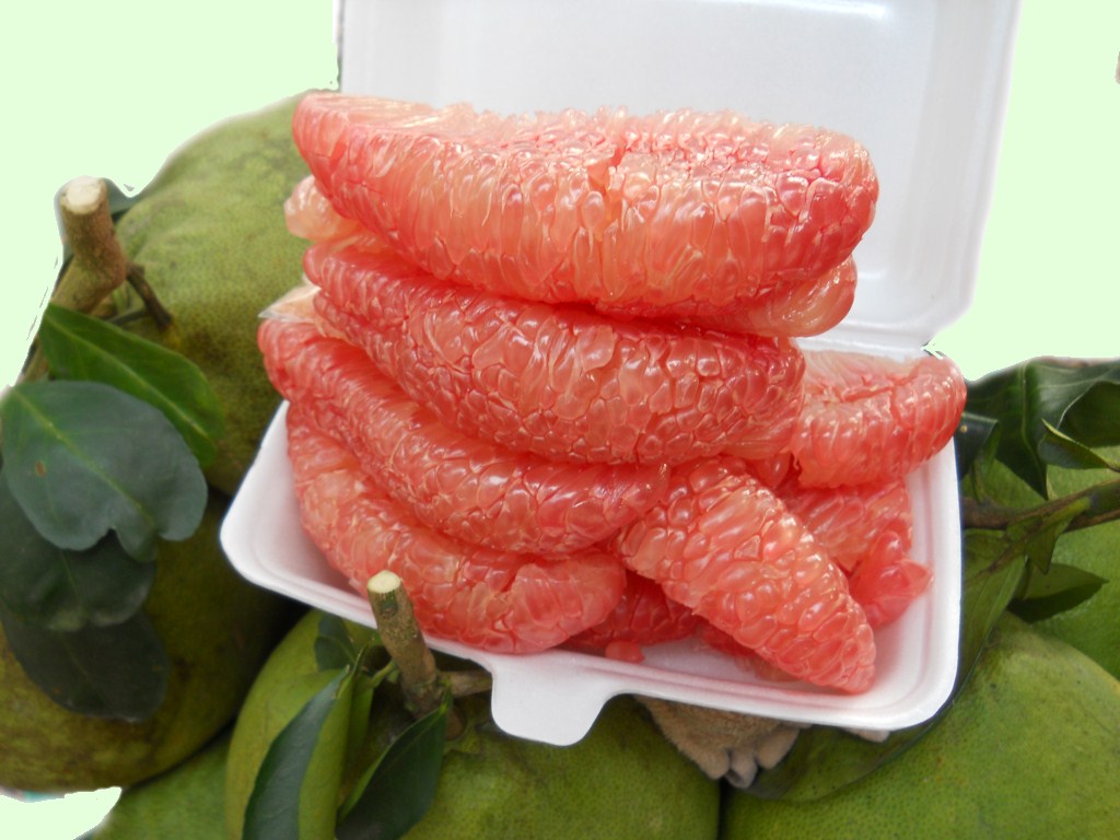 B&uacute;ng nhẹ v&agrave;o da bưởi để biết vỏ mỏng hay d&agrave;y l&agrave; c&aacute;ch chọn bưởi da xanh ngon m&agrave; đơn giản