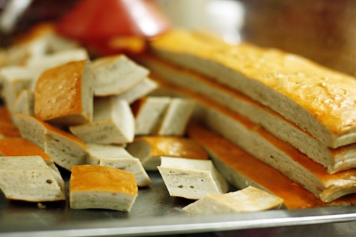 Dựa v&agrave;o m&agrave;u sắc, h&igrave;nh d&aacute;ng b&ecirc;n ngo&agrave;i cũng l&agrave; một c&aacute;ch chọn gi&ograve; chả thơm ngon