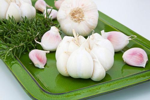 D&ugrave;ng tỏi cũng l&agrave; c&aacute;ch chữa đau răng đơn giản tại nh&agrave;