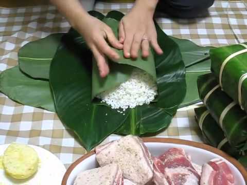 Buộc b&aacute;nh chặt tay bằng lạt mềm rồi đem b&aacute;nh đi luộc