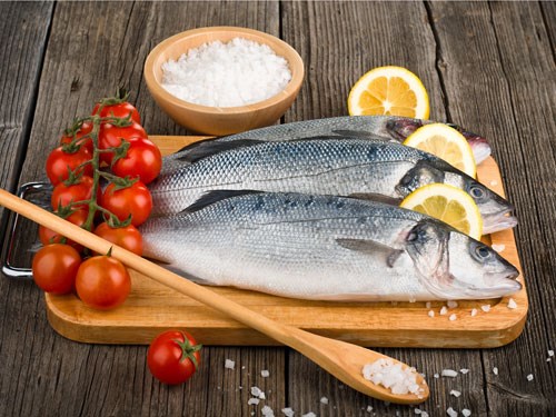 Sử dụng muối hoặc nước vo gạo cũng l&agrave; c&aacute;ch khử m&ugrave;i tanh của c&aacute; hiệu quả