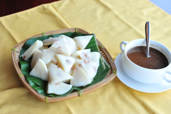 B&aacute;nh đ&uacute;c lạc d&ugrave;ng k&egrave;m tương bần được nhiều người ưa th&iacute;ch