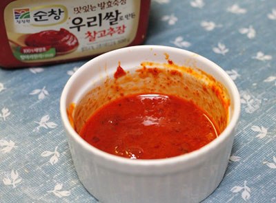 Chuẩn bị phần tương ớt cay cay, ngọt ngọt cho m&oacute;n b&aacute;nh gạo