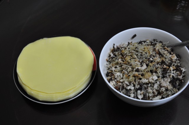 Chuẩn bị phần nh&acirc;n b&aacute;nh v&agrave; vỏ b&aacute;nh để g&oacute;i b&aacute;nh gối