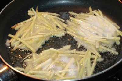 R&aacute;n b&aacute;nh tr&ecirc;n chảo n&oacute;ng dầu đến khi ch&iacute;n v&agrave;ng cả hai mặt