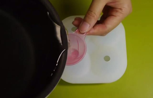 Tạo h&igrave;nh giọt nước trong veo cho b&aacute;nh mochi nước th&ecirc;m đẹp mắt