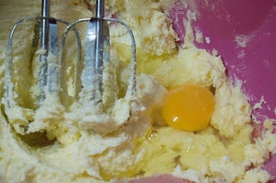 Trộn đều bột, trứng, bơ v&agrave; đường th&agrave;nh một khối quyện v&agrave;o nhau