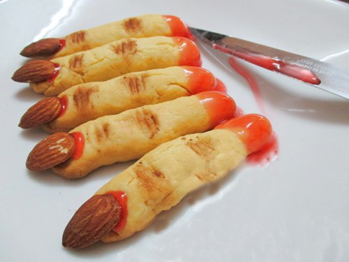 Nướng b&aacute;nh trong l&ograve; v&agrave; trang tr&iacute; th&ecirc;m m&agrave;u để cho giống ng&oacute;n tay thật