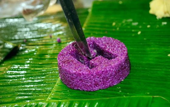 Lăn nếp đ&atilde; x&agrave;o qua th&agrave;nh h&igrave;nh trụ rồi d&ugrave;ng khu&ocirc;n kho&eacute;t c&aacute;c chữ c&aacute;i