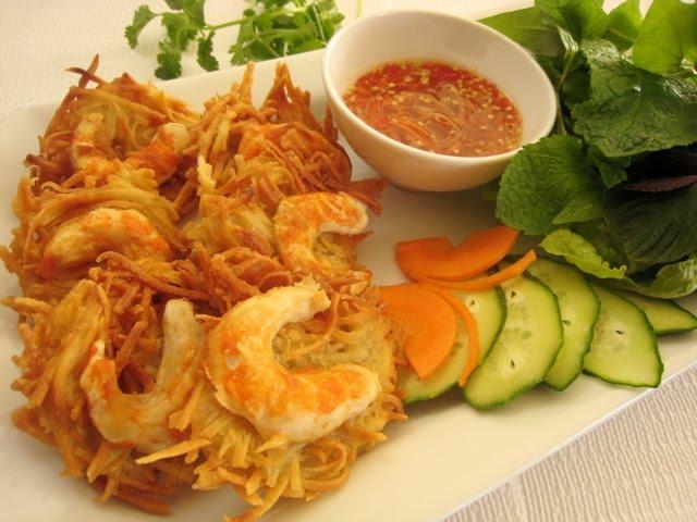 B&aacute;nh t&ocirc;m ăn c&ugrave;ng ch&uacute;t rau sống chấm nước mắm chua ngọt