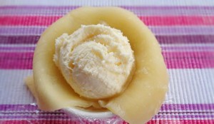 B&aacute;nh trung thu nh&acirc;n kem mang lại cảm gi&aacute;c mới lạ khi thưởng thức