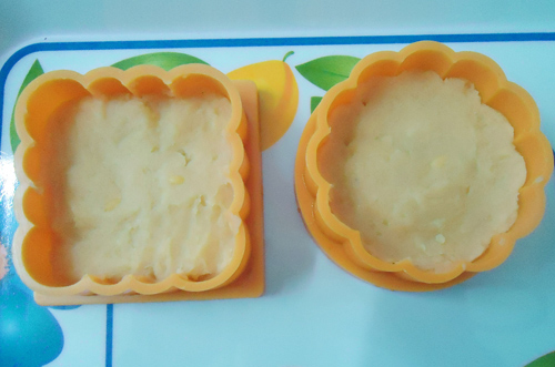C&aacute;ch đ&oacute;ng b&aacute;nh trung thu rau c&acirc;u với c&aacute;c hoa văn đẹp mắt
