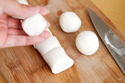 Nh&agrave;o bột th&agrave;nh khối mềm mịn, rồi cắt th&agrave;nh từng vi&ecirc;n đều nhau
