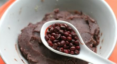 Chuẩn bị phần đậu đỏ để l&agrave;m nh&acirc;n b&aacute;nh