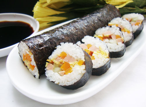 C&aacute;ch l&agrave;m cơm cuộn rong biển vừa đơn giản lại ngon miệng