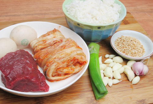 Nguy&ecirc;n liệu cho m&oacute;n cơm rang kim chi thịt b&ograve; cay cay hấp dẫn