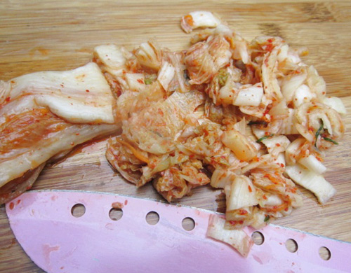 Bước th&aacute;i nhỏ kim chi trong c&aacute;ch l&agrave;m cơm rang kim chi thơm ngon
