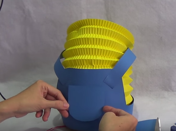 Cắt m&agrave;u giấy xanh l&agrave;m quần cho ch&uacute; minion