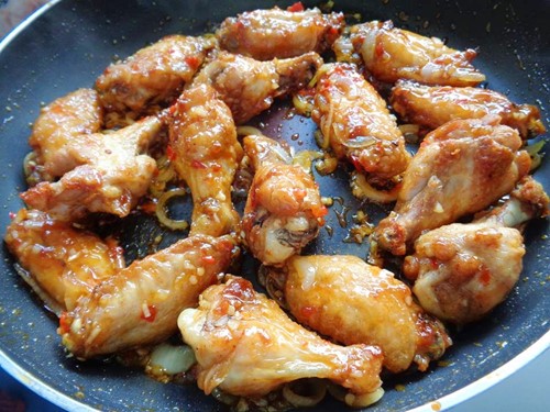 Đảo g&agrave; đ&atilde; chi&ecirc;n qua với tương ớt cho thật đều
