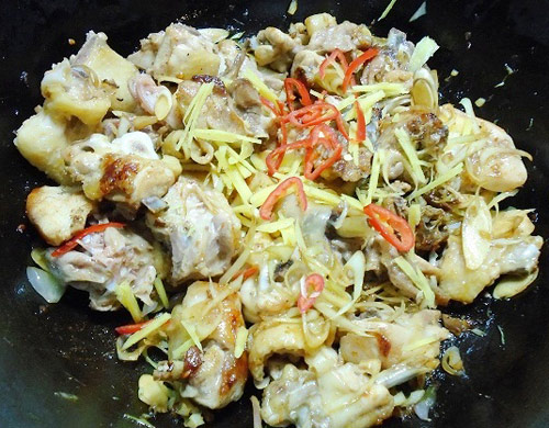 M&oacute;n g&agrave; x&agrave;o sả ớt đậm đ&agrave; với c&aacute;c bước đơn giản