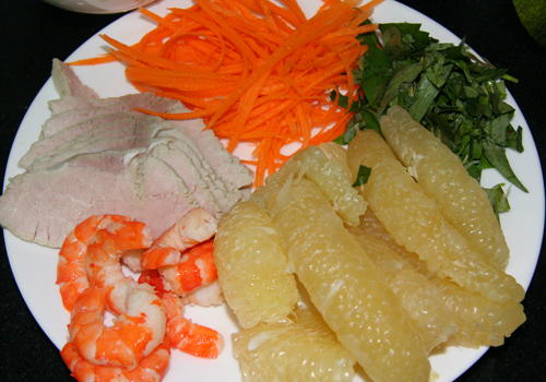 Nguy&ecirc;n liệu v&ocirc; c&ugrave;ng đơn giản trong c&aacute;ch l&agrave;m gỏi bưởi t&ocirc;m thịt bổ dưỡng