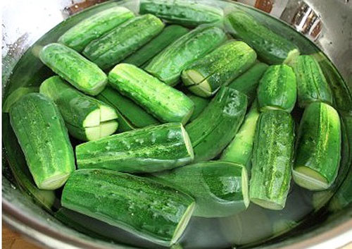 Ng&acirc;m dưa với nước muối đun s&ocirc;i trong khoảng 3 tiếng