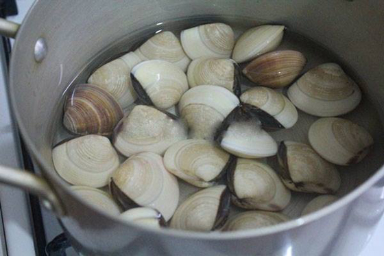 C&aacute;c bước thực hiện m&oacute;n ngao hấp dứa cực đơn giản