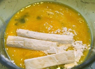Lăn ph&ocirc; mai qua nhiều lớp bột để ph&ocirc; mai gi&ograve;n ngon hơn
