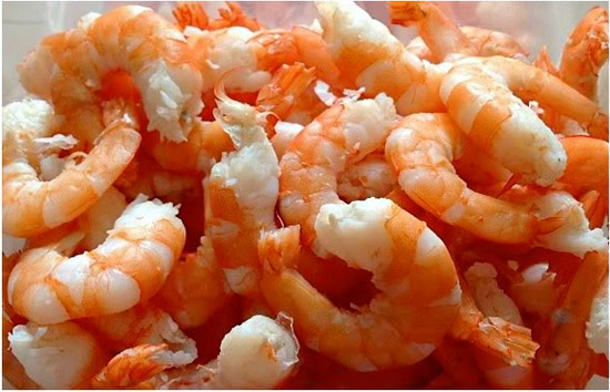 B&oacute;c vỏ, đầu ch&acirc;n, lấy m&igrave;nh phần thịt t&ocirc;m