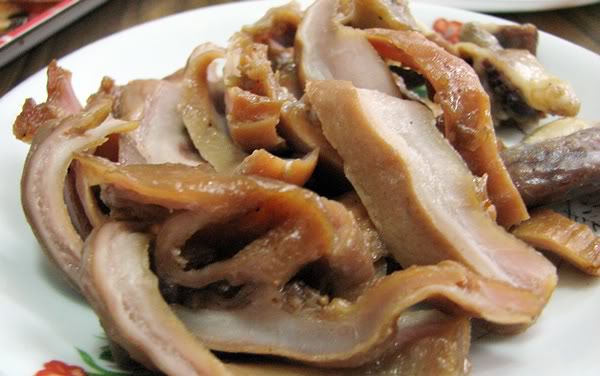 Đảo bao tử heo tr&ecirc;n chảo gi&uacute;p l&agrave;m sạch dễ d&agrave;ng hơn