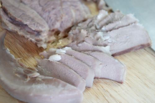 C&aacute;ch l&agrave;m sạch lưỡi heo đơn giản cho m&oacute;n lưỡi heo luộc thơm ngon