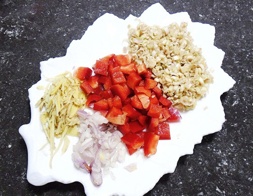 Chuẩn bị c&aacute;c nguy&ecirc;n liệu kh&aacute;c như gừng, sả, tỏi...