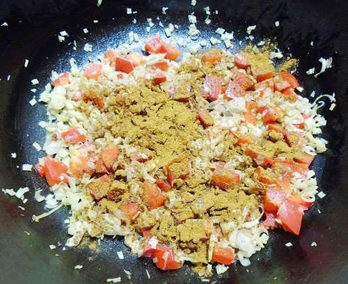 Bắc chảo l&ecirc;n bếp, phi thơm c&aacute;c nguy&ecirc;n liệu