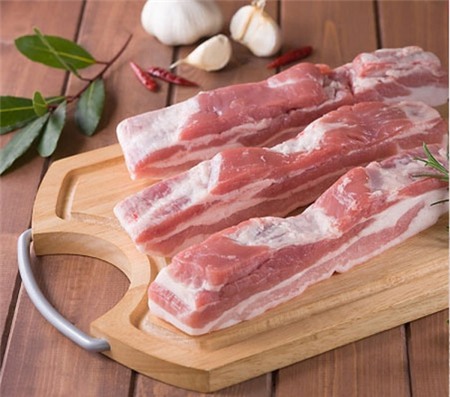Chọn thịt ba chỉ ngon gi&uacute;p c&aacute;ch l&agrave;m thịt kho ti&ecirc;u th&ecirc;m hấp dẫn