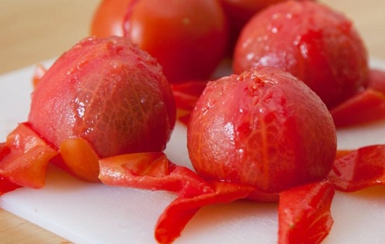 C&agrave; chua luộc ch&iacute;n, b&oacute;c vỏ, t&aacute;ch hạt
