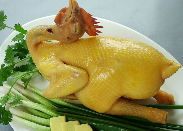 C&aacute;ch luộc g&agrave; ngon, v&agrave;ng b&oacute;ng với c&aacute;c mẹo đơn giản