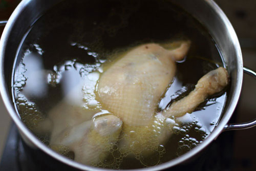 Luộc gà bằng nước lạnh và hớt bọt thường xuyên Luộc gà bằng nước lạnh và hớt bọt thường xuyên