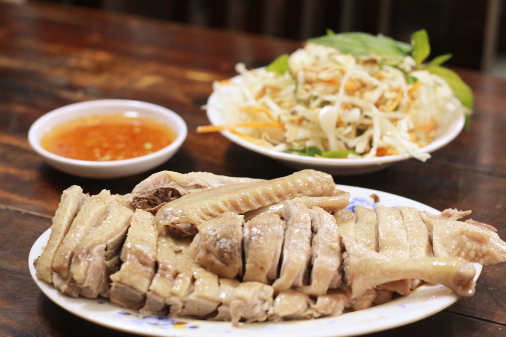 Vịt ch&iacute;n, chặt xếp v&agrave;o đĩa chấm c&ugrave;ng mắm tỏi v&agrave; ăn k&egrave;m rau thơm