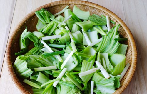 Sơ chế rau cải l&agrave; bước đầu ti&ecirc;n trong c&aacute;ch muối dưa cải