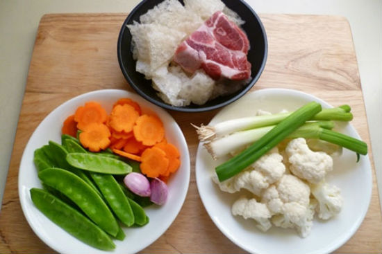 C&aacute;c nguy&ecirc;n liệu trong c&aacute;ch nấu canh b&oacute;ng thả truyền thống của người miền Bắc