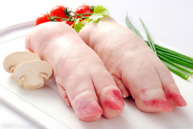 Ch&acirc;n gi&ograve; heo l&agrave; nguy&ecirc;n liệu kh&ocirc;ng thể thiếu trong c&aacute;ch nấu canh ch&acirc;n gi&ograve; măng kh&ocirc;