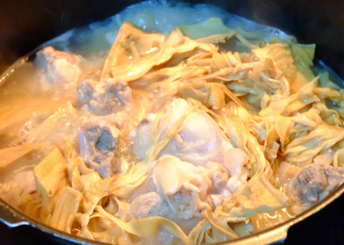 Hầm ch&acirc;n gi&ograve; đến l&uacute;c mềm th&igrave; cho măng đ&atilde; x&agrave;o v&agrave;o