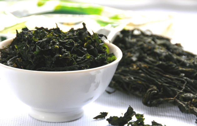 Ng&acirc;m rong biển kh&ocirc; với nước v&agrave; rửa nhiều lần cho sạch, loại bỏ bớt muối