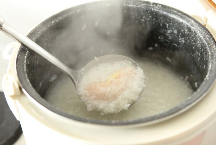 Nấu ch&aacute;o g&agrave; bằng nồi cơm điện vừa nhanh mềm lại tiết kiệm thời gian