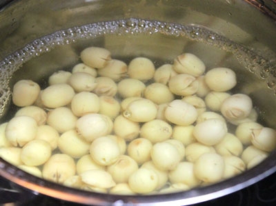 Hạt sen ng&acirc;m khoảng 2 tiếng rồi cho v&agrave;o nồi hầm mềm