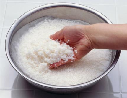 C&aacute;ch nấu cơm ngon một phần bởi việc vo gạo đ&uacute;ng c&aacute;ch